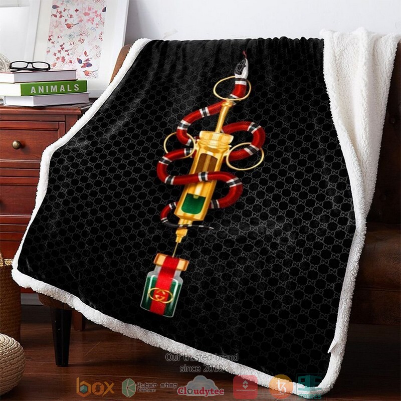 Gucci-3D-Illusion-Snake-Hive-Pattern-Black-Fleece-Blanket.jpg