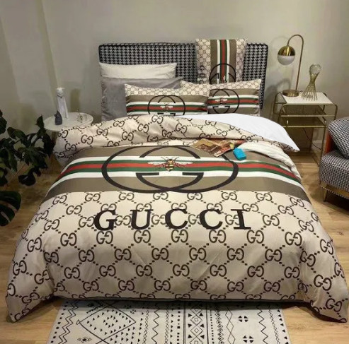 Gucci-Bee-Big-Logo-In-Monogram-Background-With-Stripe-Duvet-Cover-Set.jpg