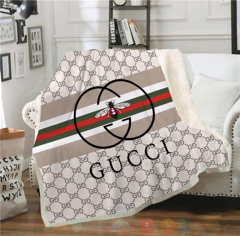 Gucci-Bee-Brand-White-Pattern-Blanket.jpg